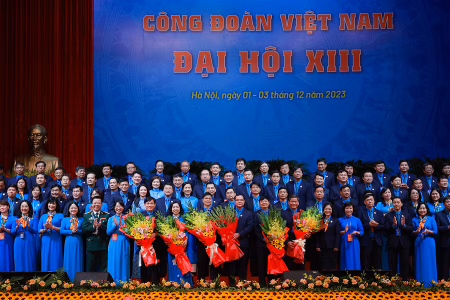 Ban Chấp hành Tổng Liên đoàn Lao động Việt Nam khóa XIII ra mắt đại hội. (Ảnh: Nguyễn Hải)
