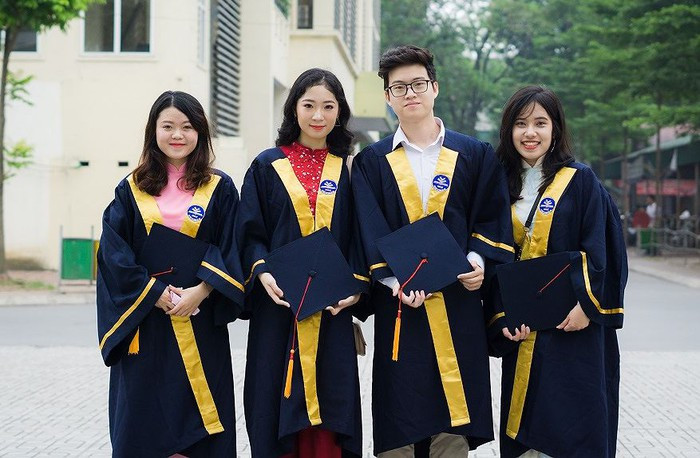 Hồng Anh trong ngày tốt nghiệp Hồng Anh trong ngày tốt nghiệp