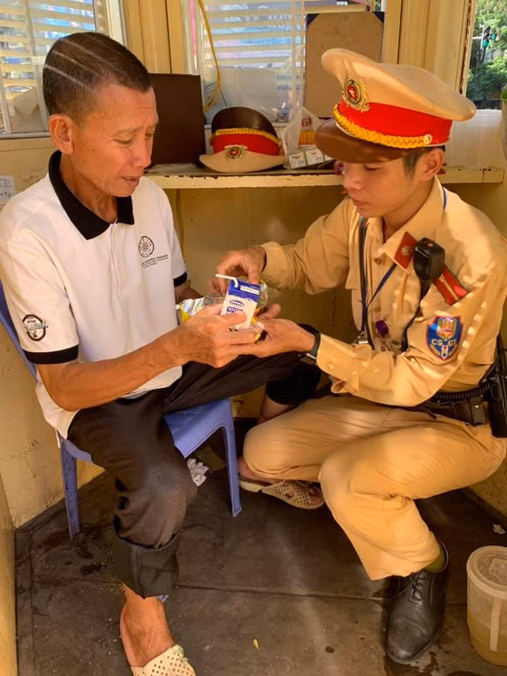 Bác Nguyễn Văn Hùng (SN 1966 quê ở xã Hồng Tiến, huyện Nam Đàn, tỉnh Nghệ An) được giúp đỡ tại chốt giao thông Đội CSGT số 1.