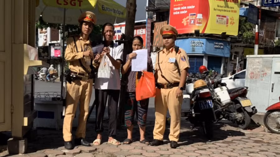 Tổ công tác Đội CSGT số 1 đã tự nguyện biếu vợ chồng bác Hùng - Thủy một số tiền đủ về quê và lo ăn uống dọc đường.