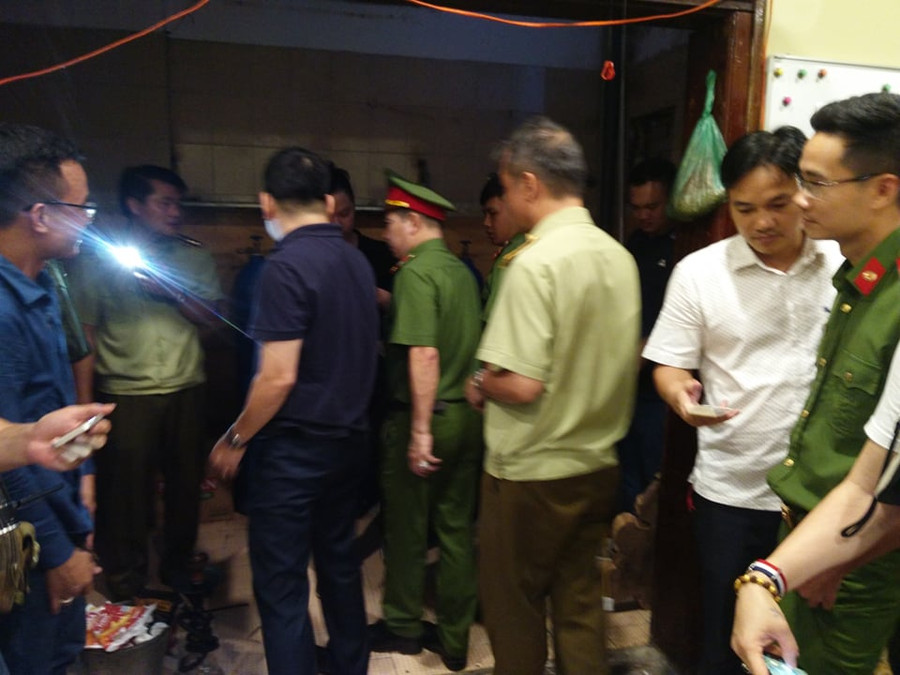 Qua kiểm tra hơn 20 điểm kinh doanh nhạy cảm trên địa bàn quận Hoàn Kiếm, lực lượng chức năng thu giữ hơn 10.000 quả bóng cười, hàng chục bình khí N2O...