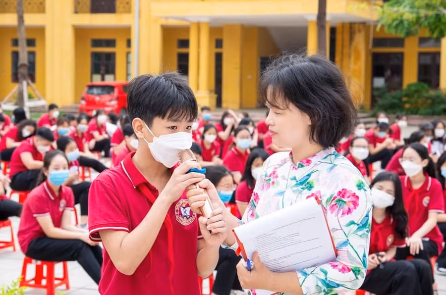 Lồng ghép nhiều nội dung tuyên truyền trong giờ chào cờ, sinh hoạt lớp cho học sinh.