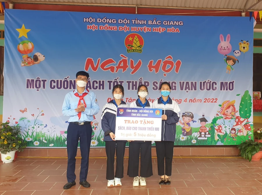 Trao tặng sách cho học sinh tại ngày hội.