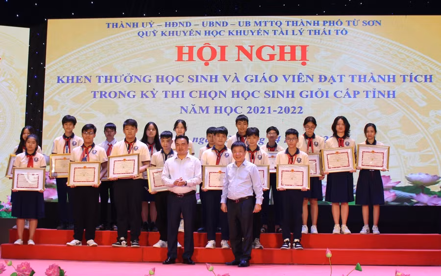 Trao giấy khen của thành phố cho HS đạt giải Khuyến khích.