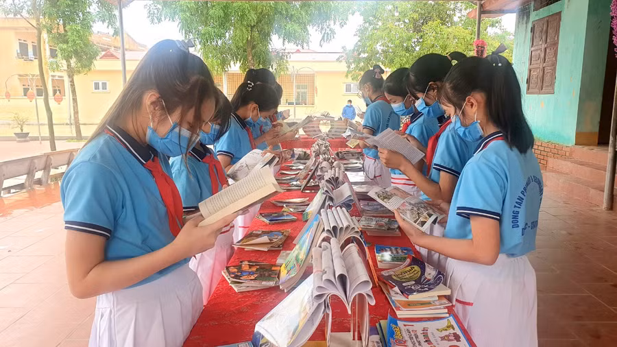 Học sinh hào hứng tham gia ngày hội tại các gian hàng sách.