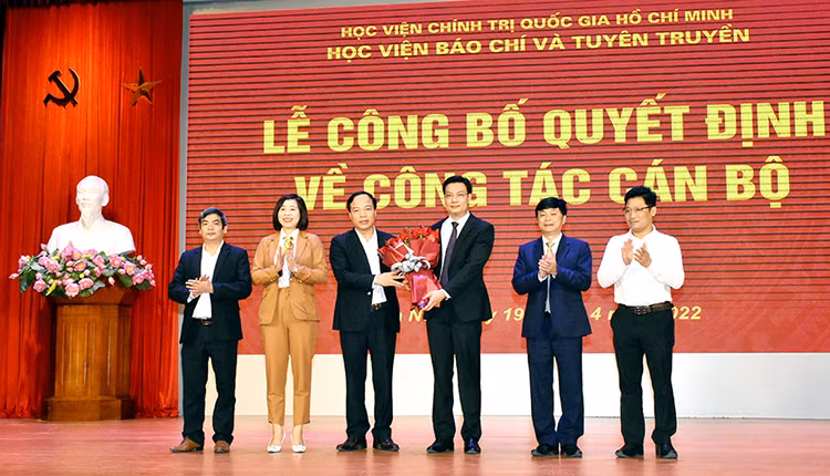 Ban Thường vụ Đảng ủy, Hội đồng trường Học viện tặng hoa chúc mừng PGS,TS. Trần Thanh Giang được bổ nhiệm giữ chức Phó Giám đốc Học viện BC&amp;TT.
