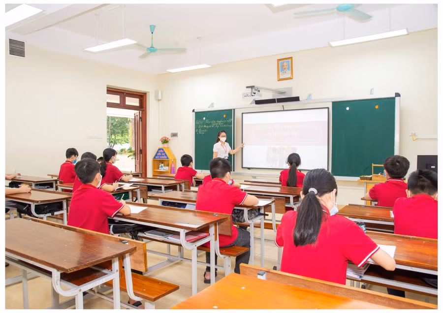 Giáo viên và học sinh Trường THCS Ninh Xá.