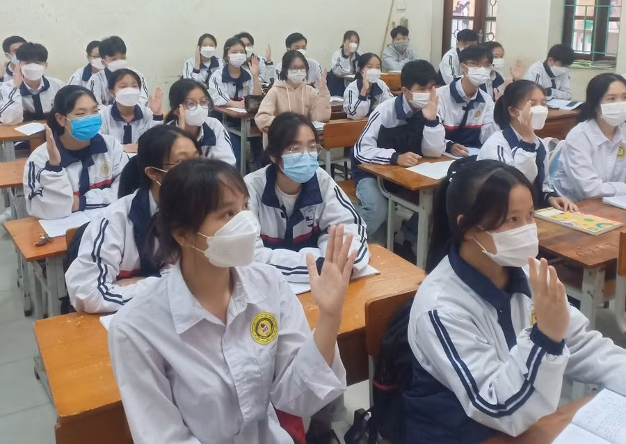 Học sinh lớp 12 trường THPT Hiệp Hòa số 1 sôi nổi phát biểu ý kiến trong giờ học.