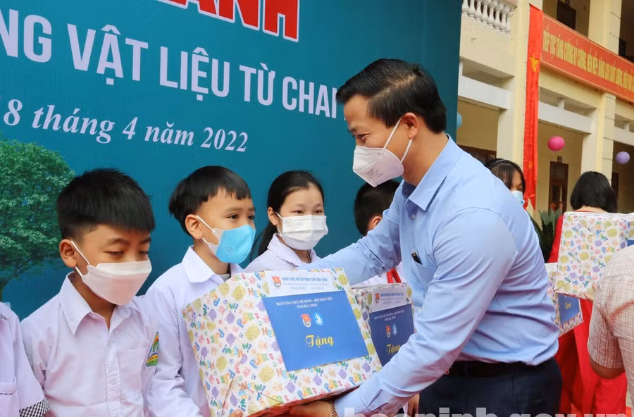 Phó Chủ tịch Thường trực UBND tỉnh Vương Quốc Tuấn trao quà cho học sinh Trường Tiểu học Tân Hồng có hoàn cảnh khó khăn.