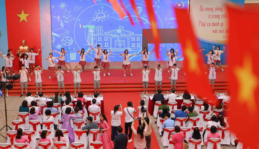 Văn nghệ chào mừng lễ phát động.