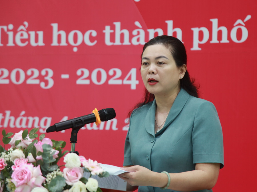 Bà Trần Lưu Hoa - Phó Giám đốc Sở GD&amp;ĐT Hà Nội phát biểu khai mạc.