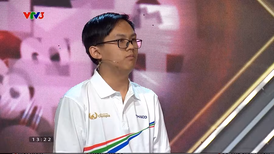 Nhật Minh là người đầu tiên nhấn chuông trả lời từ khóa dù chưa có bất cứ hình ảnh gợi ý nào được lật mở.