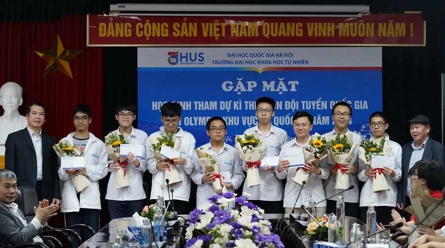 Trường THPT chuyên Khoa học Tự nhiên gặp mặt học sinh tham dự Kỳ thi chọn đội tuyển quốc gia thi Olympic khu vực và quốc tế năm 2024