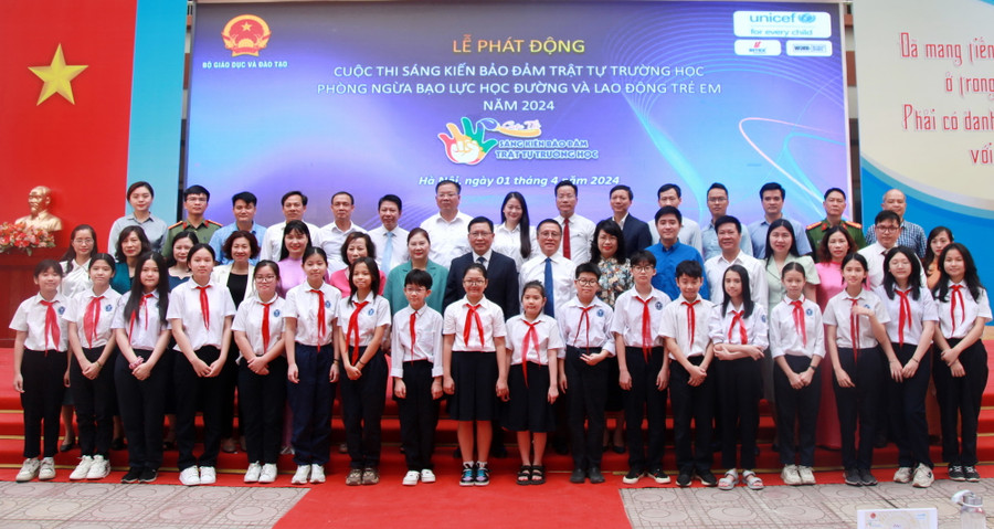 Các đại biểu cùng các em học sinh dự lễ phát động.