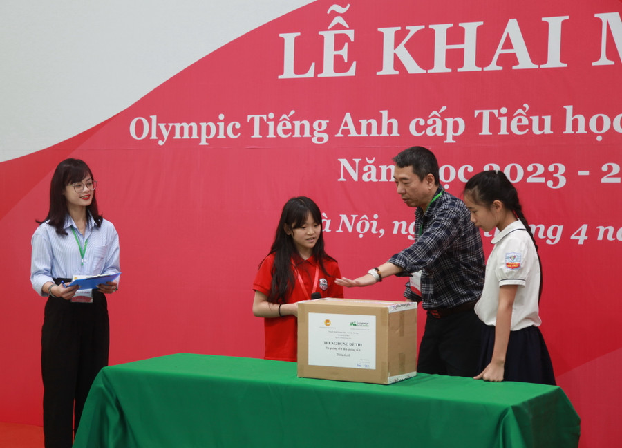 Các thí sinh kiểm tra thùng niêm phong đề thi trước giờ thi chính thức