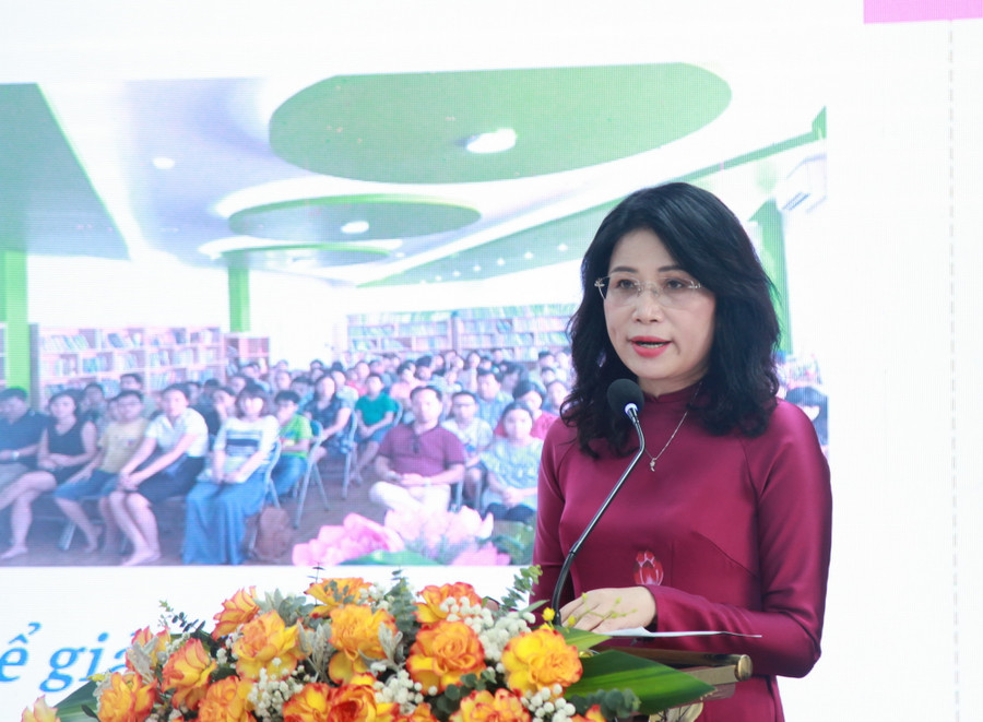 Bà Lê Kim Anh - Hiệu trưởng Trường THCS Cầu Giấy (quận Cầu Giấy) tham luận tại hội thảo.