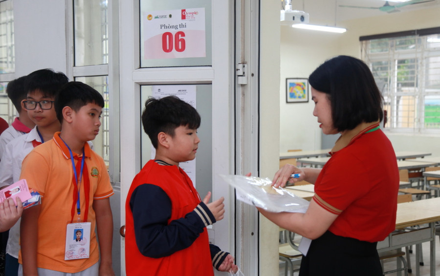 Học sinh vào phòng thi.