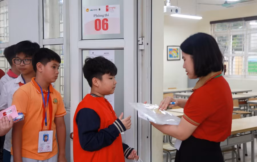 Học sinh vào phòng thi.