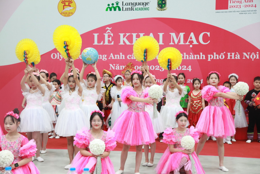 Văn nghệ chào mừng lễ khai mạc.