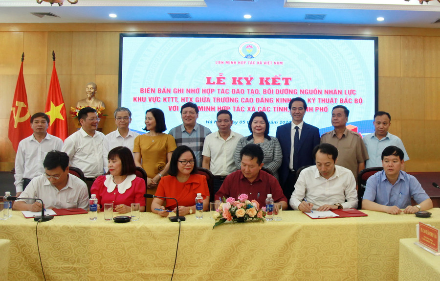 Lễ ký kết biên bản ghi nhớ hợp tác đào tạo, bồi dưỡng nguồn nhân lực khu vực kinh tế tập thể HTX.