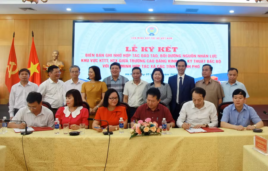 Lễ ký kết biên bản ghi nhớ hợp tác đào tạo, bồi dưỡng nguồn nhân lực khu vực kinh tế tập thể HTX.