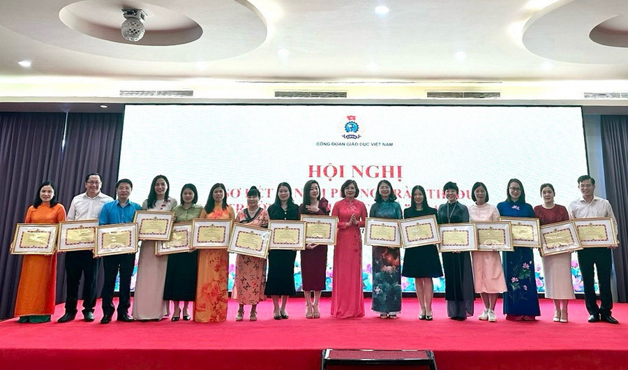 Công đoàn Giáo dục Việt Nam trao tặng bằng khen phong trào thi đua &quot;Giỏi việc nước - Đảm việc nhà&quot; cho 47 tập thể.