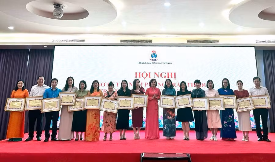 Công đoàn Giáo dục Việt Nam trao tặng bằng khen phong trào thi đua "Giỏi việc nước - Đảm việc nhà" cho 47 tập thể.