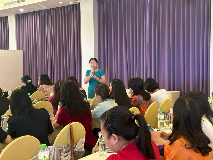 Bà Nguyễn Thị Thúy - Chủ tịch Công đoàn Trường Đại học Sư phạm Kỹ thuật Hưng Yên trao đổi tại hội nghị.