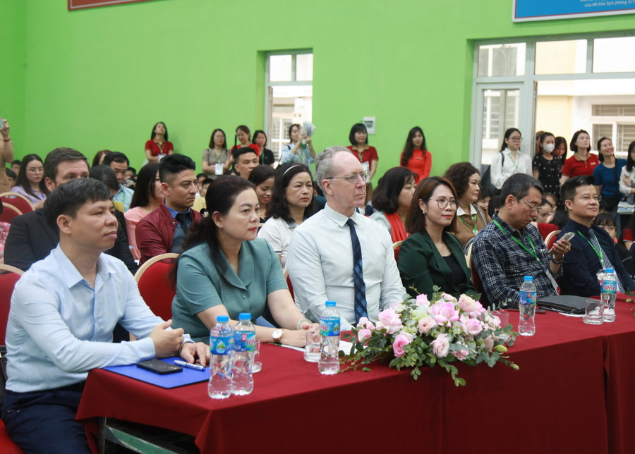 Các đại biểu tham dự lễ khai mạc cuộc thi Olympic Tiếng Anh cấp tiểu học thành phố Hà Nội.