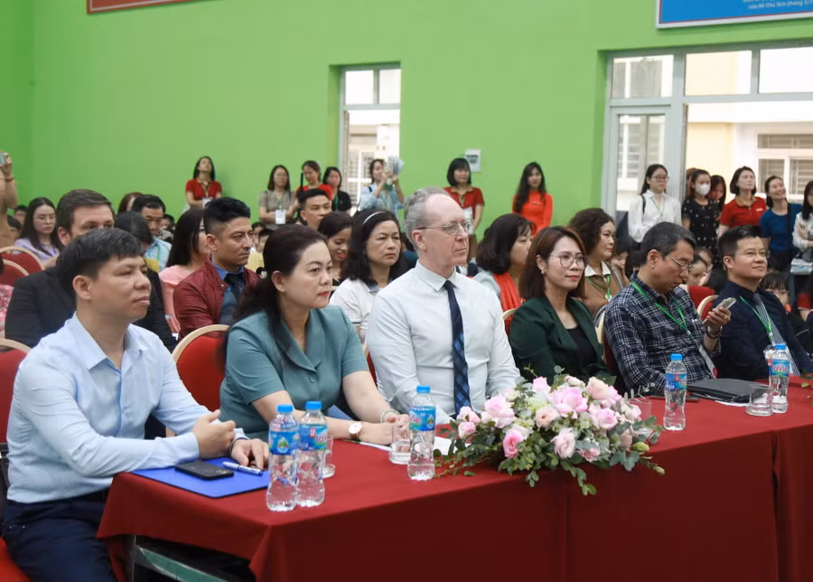 Các đại biểu tham dự lễ khai mạc cuộc thi Olympic Tiếng Anh cấp tiểu học thành phố Hà Nội.