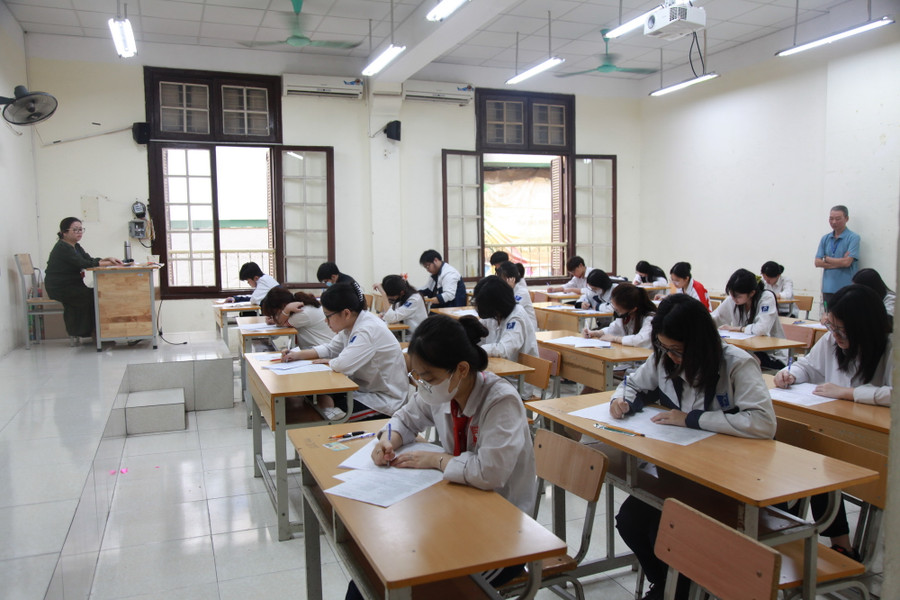 Học sinh làm bài khảo sát môn Ngữ văn.