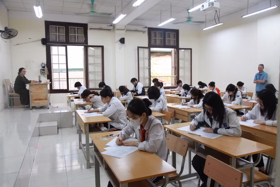 Học sinh làm bài khảo sát môn Ngữ văn.