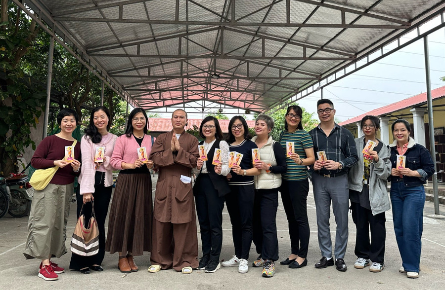 Thầy Thích Nguyên Bình bày tỏ lời cảm ơn và chụp ảnh lưu niệm với giáo viên, phụ huynh học sinh lớp 5A7. Thầy Thích Nguyên Bình bày tỏ lời cảm ơn và chụp ảnh lưu niệm với giáo viên, phụ huynh học sinh lớp 5A7.