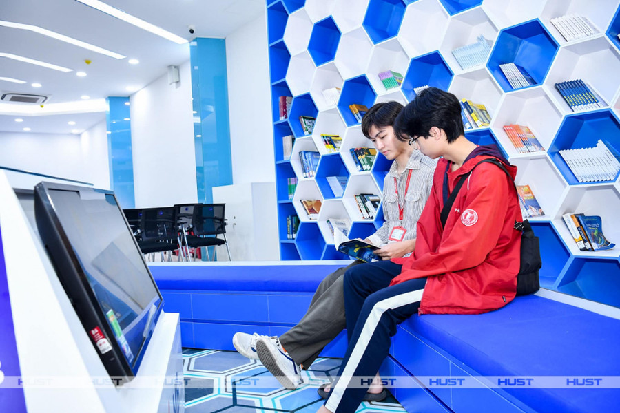 Digital Hub trở thành địa điểm trao đổi, nghiên cứu và học tập của sinh viên. Digital Hub trở thành địa điểm trao đổi, nghiên cứu và học tập của sinh viên.