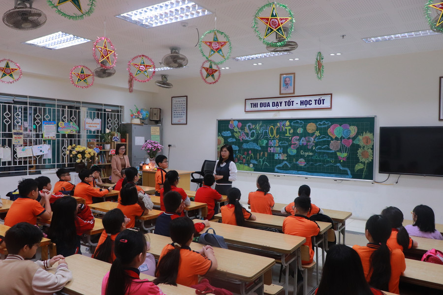 Học sinh lớp 5A7 Trường Tiểu học Kim Đồng chia sẻ cảm xúc sau buổi trải nghiệm, thiện nguyện. Học sinh lớp 5A7 Trường Tiểu học Kim Đồng chia sẻ cảm xúc sau buổi trải nghiệm, thiện nguyện.