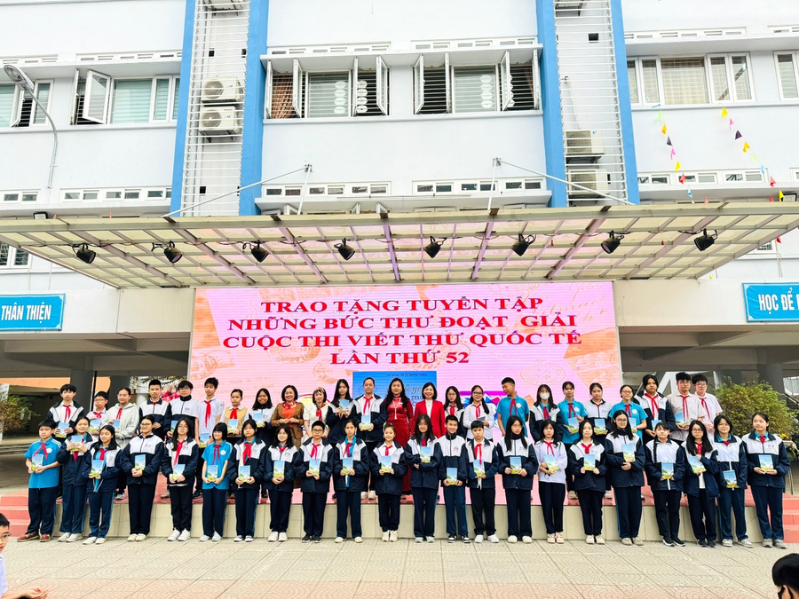 Nhà báo Đỗ Thị Thanh Bình - Phó Tổng Biên tập Báo Thiếu niên Tiền phong & Nhi đồng và cô Nguyễn Thanh Hà - Hiệu trưởng trường THCS Phan Chu Trinh tặng các lớp học tuyển tập Những bức thư đoạt giải Cuộc thi Viết thư UPU lần thứ 52. Nhà báo Đỗ Thị Thanh Bình - Phó Tổng Biên tập Báo Thiếu niên Tiền phong & Nhi đồng và cô Nguyễn Thanh Hà - Hiệu trưởng trường THCS Phan Chu Trinh tặng các lớp học tuyển tập Những bức thư đoạt giải Cuộc thi Viết thư UPU lần thứ 52.