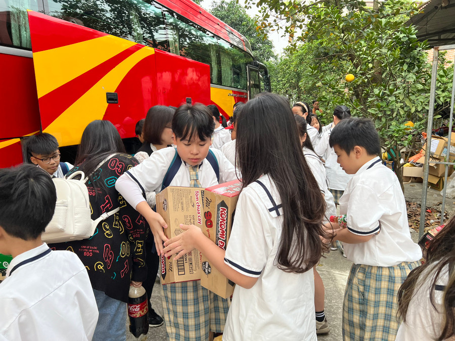 Học sinh lớp 5A7 Trường Tiểu học Kim Đồng chuẩn bị phần quà gửi tới các bạn nhỏ tại chùa Thiên Hương. Học sinh lớp 5A7 Trường Tiểu học Kim Đồng chuẩn bị phần quà gửi tới các bạn nhỏ tại chùa Thiên Hương.