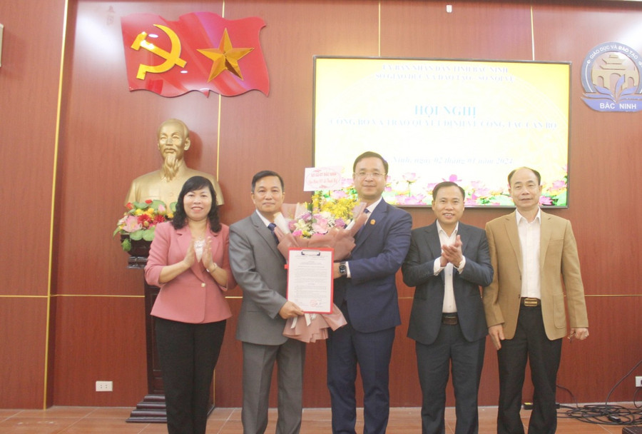 Lãnh đạo Sở GDĐT trao Quyết định và tặng hoa chúc mừng ông Lê Thanh Hải, tân Phó Chánh Thanh tra Sở GDĐT. Lãnh đạo Sở GDĐT trao Quyết định và tặng hoa chúc mừng ông Lê Thanh Hải, tân Phó Chánh Thanh tra Sở GDĐT.