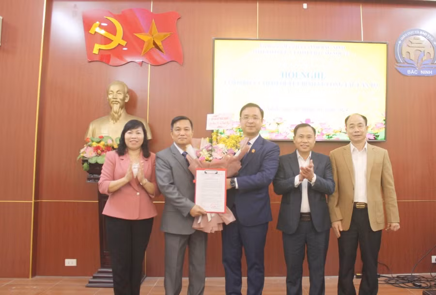 Lãnh đạo Sở GDĐT trao Quyết định và tặng hoa chúc mừng ông Lê Thanh Hải, tân Phó Chánh Thanh tra Sở GDĐT.