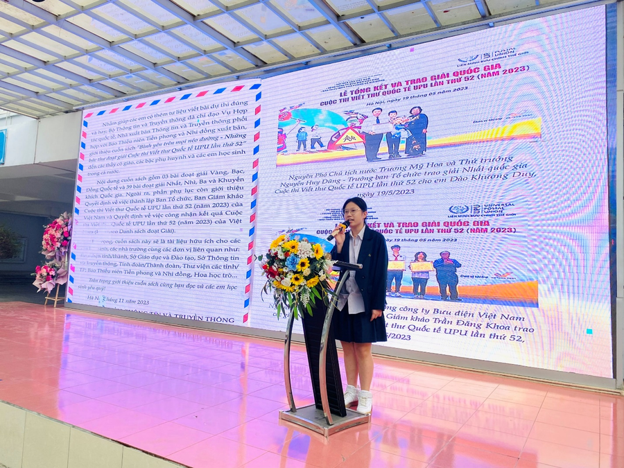 Em Nguyễn Nhật Anh – Cựu học sinh lớp 9A1 trường THCS Phan Chu Trinh - Đạt giải Ba cuộc thi Viết thư UPU lần thứ 52 năm 2023 chia sẻ tại lễ phát động hưởng ứng. Em Nguyễn Nhật Anh – Cựu học sinh lớp 9A1 trường THCS Phan Chu Trinh - Đạt giải Ba cuộc thi Viết thư UPU lần thứ 52 năm 2023 chia sẻ tại lễ phát động hưởng ứng.