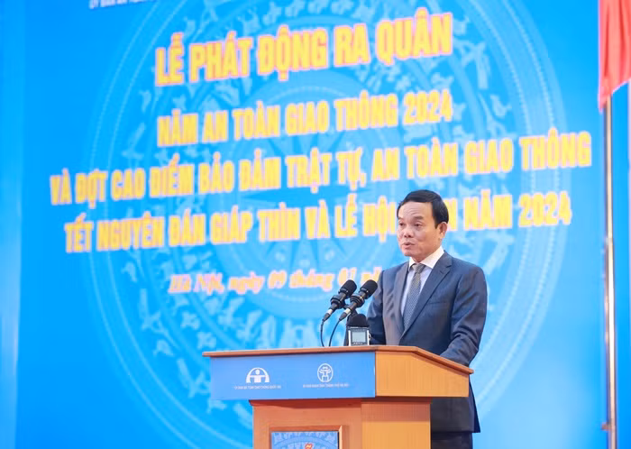 Phó Thủ tướng Trần Lưu Quang dự, phát biểu tại lễ phát động ra quân.