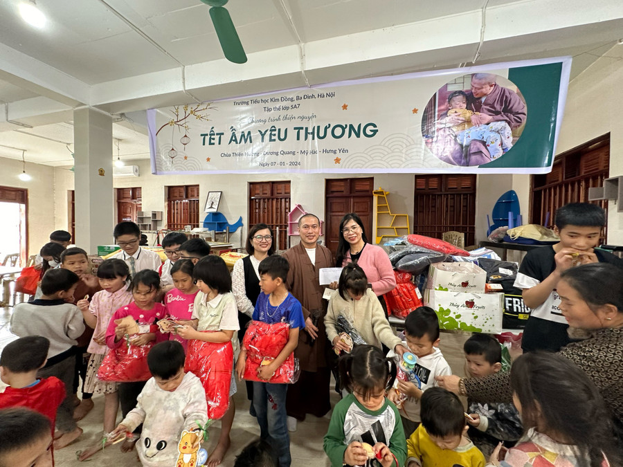 Cô trò lớp 5A7 Trường Tiểu học Kim Đồng giao lưu và trao quà cho các bạn nhỏ tại chùa Thiên Hương. Cô trò lớp 5A7 Trường Tiểu học Kim Đồng giao lưu và trao quà cho các bạn nhỏ tại chùa Thiên Hương.