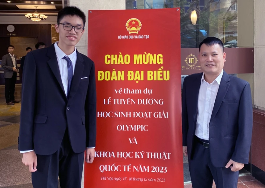 Thầy giáo Nguyễn Văn Đóa (bên phải) cùng với học trò.