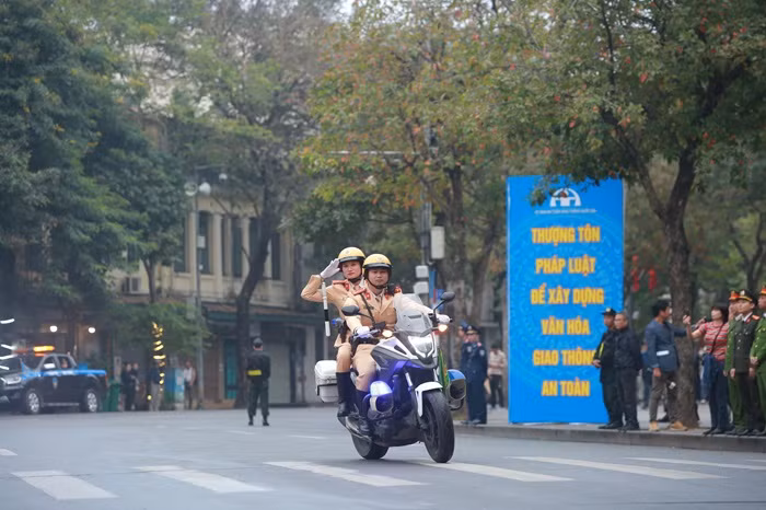 Ra quân đảm bảo trật tự ATGT dịp Tết và năm 2024.