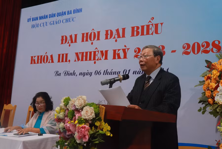 Nhà giáo Nguyễn Thế Đại - ủy viên Thường vụ Ban Chấp hành Hội Cựu giáo chức quận Ba Đình khóa II, nhiệm kỳ 2016 - 2023 phát biểu.