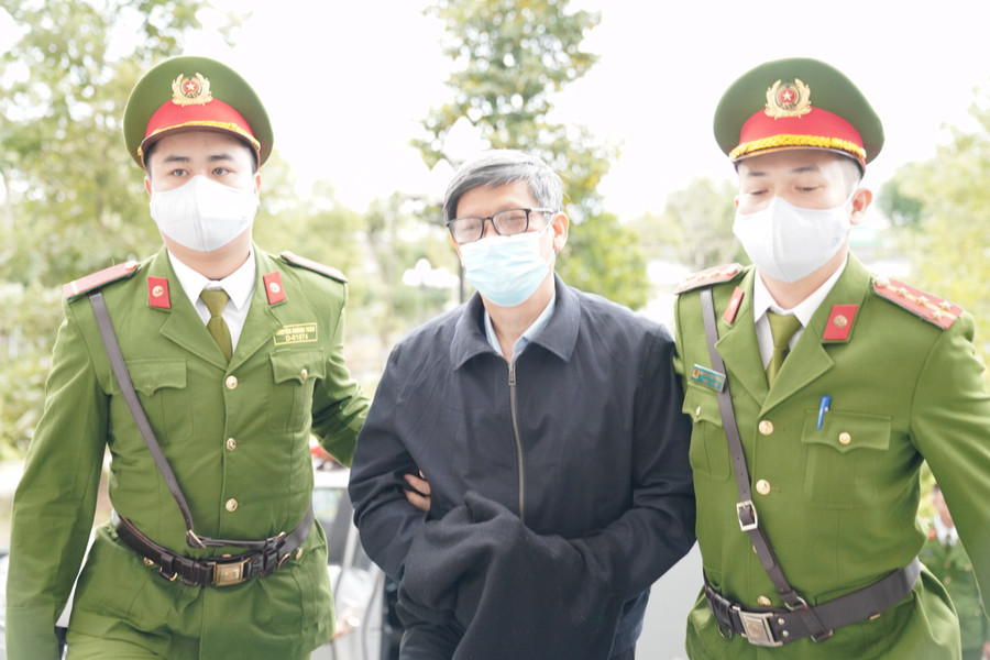 Cựu Bộ trưởng Nguyễn Thanh Long được dẫn giải tới tòa. 