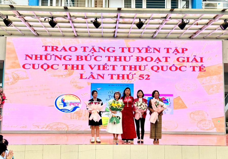 Cô Nguyễn Thanh Hà – Hiệu trưởng trường THCS Phan Chu Trinh tặng hoa các đại biểu tham dự chương trình. Cô Nguyễn Thanh Hà – Hiệu trưởng trường THCS Phan Chu Trinh tặng hoa các đại biểu tham dự chương trình.