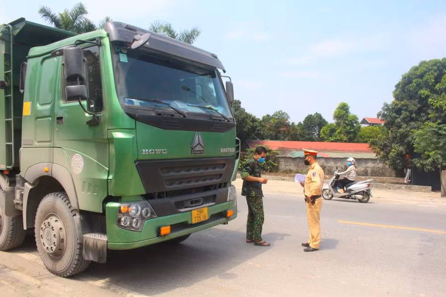 Trong quá trình kiểm tra, xử lý xe quá tải trọng, lực lượng CSGT còn tuyên truyền phòng dịch Covid-19 đến lái xe.