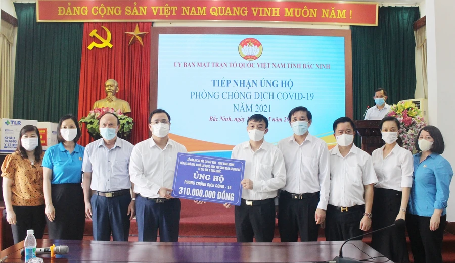 Ủy ban MTTQ tỉnh Bắc Ninh tiếp nhận ủng hộ của cán bộ, GV, người lao động Sở GD&ĐT và các đơn vị cho tuyến đầu chống dịch tỉnh. 