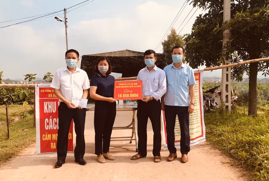 Phòng GD&amp;ĐT Lục Nam cùng Ban Giám hiệu tặng quà cho BCĐ phòng chống Covid-19.